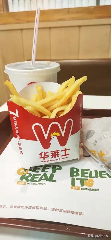 华莱士退市的消息令人唏嘘。这个从师大校园旁8万块起家的快餐品牌，曾用农村包围城市