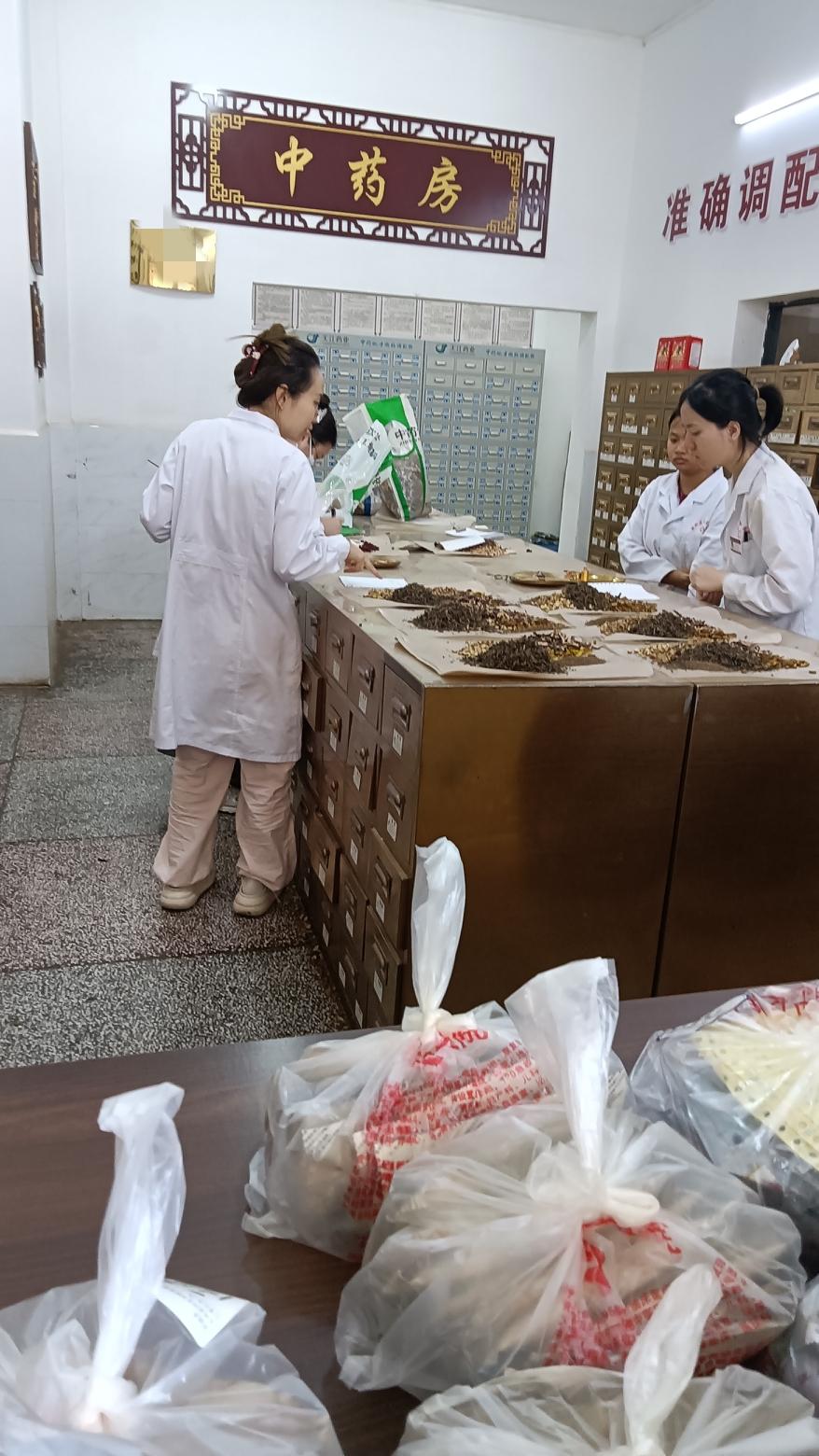 中医的强大让人吃惊，有点华佗再世的感觉。普通的病若是去人民医院，首先给你拍个片，