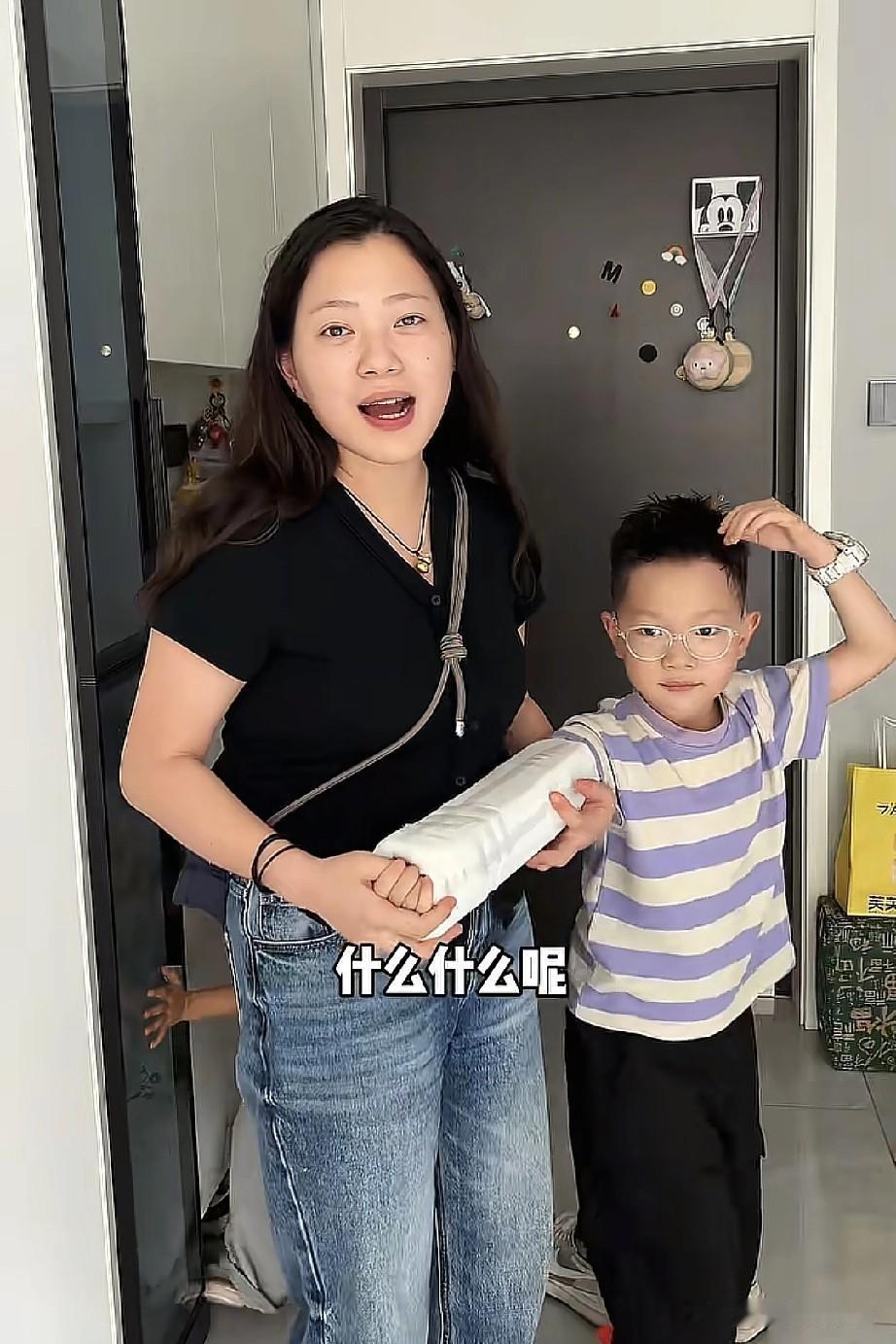 秋天妈妈和她妹妹，
没一个会养孩子的，
小金果胳膊骨折哭的撕心裂肺，
他妈妈还在