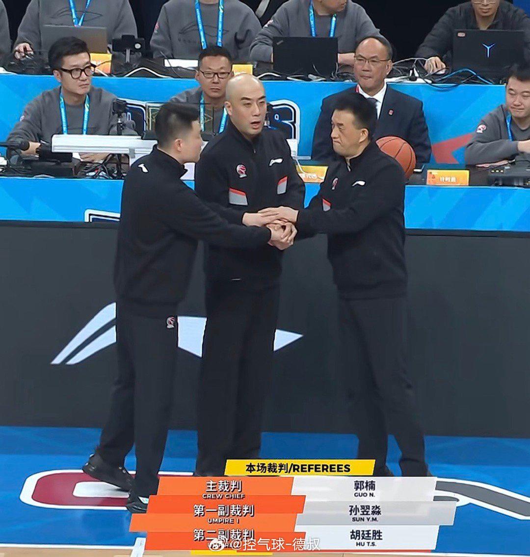 历史简直是一模一样的剧本！今晚把杨鸣罚出场的 99 号胡延胜、102 号孙弈淼，