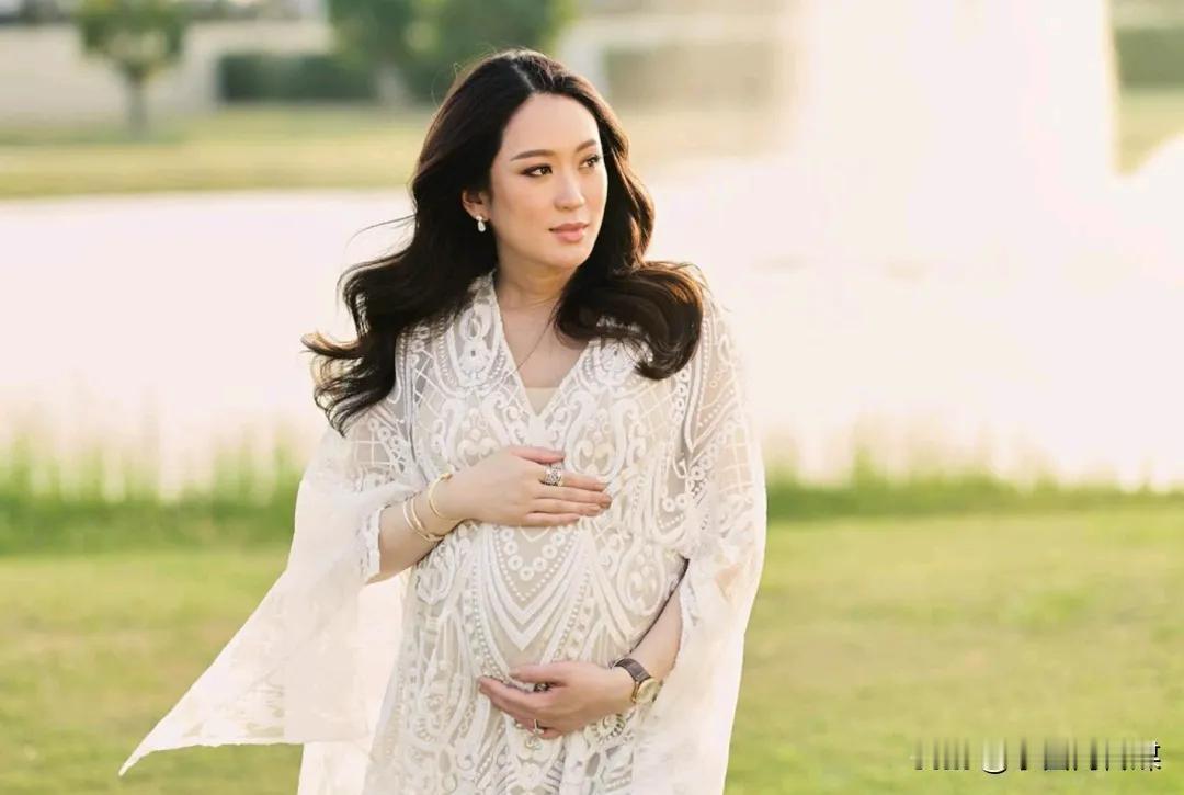 怀孕的佩通坦一副贵妇模样，女人怀孕了可以学她这样打扮，时尚优雅显贵气很好看呢。