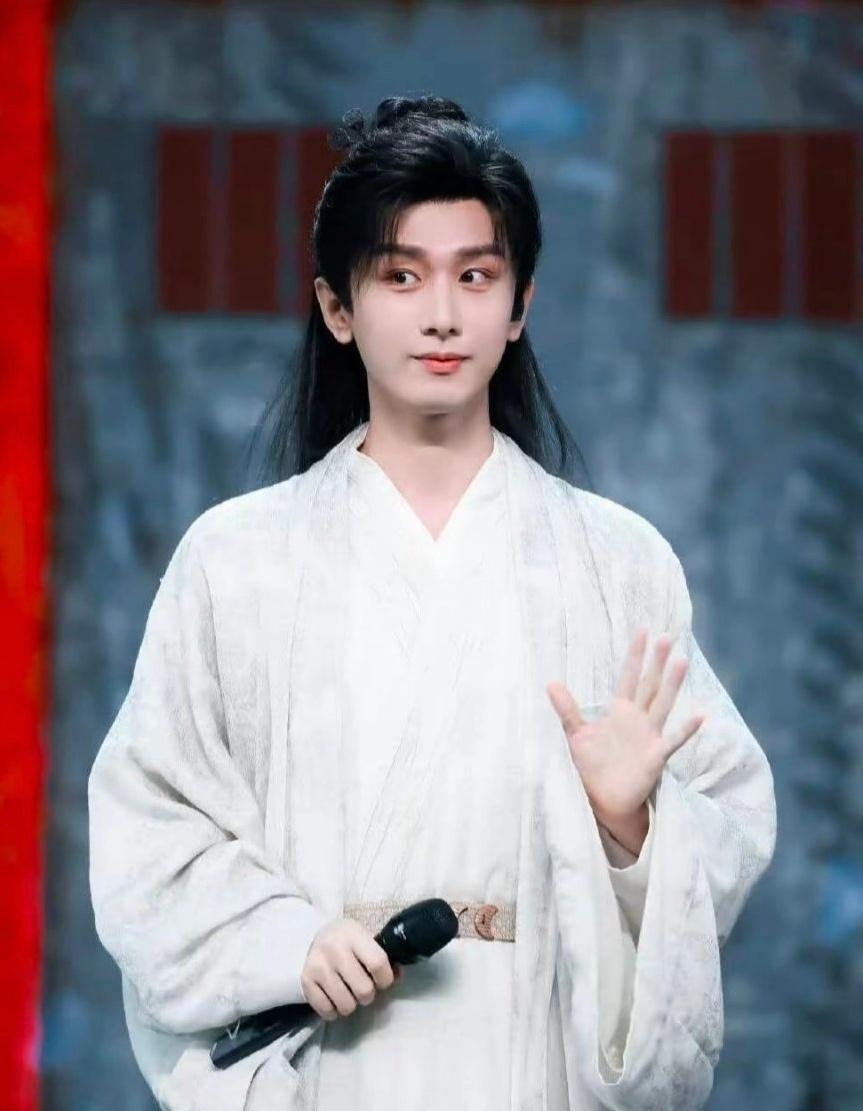 无论成功与否当潮水退去之后  我希望你们心中都有一只属于自己的莲花@成毅

成毅