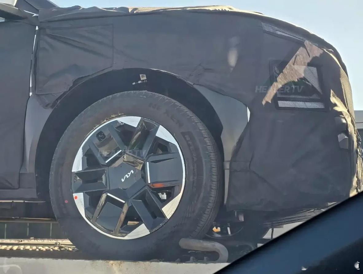 懂车之道讯 懂车之道快讯，相关渠道获得了一组新款起亚EV5的测试谍照，作为中期改