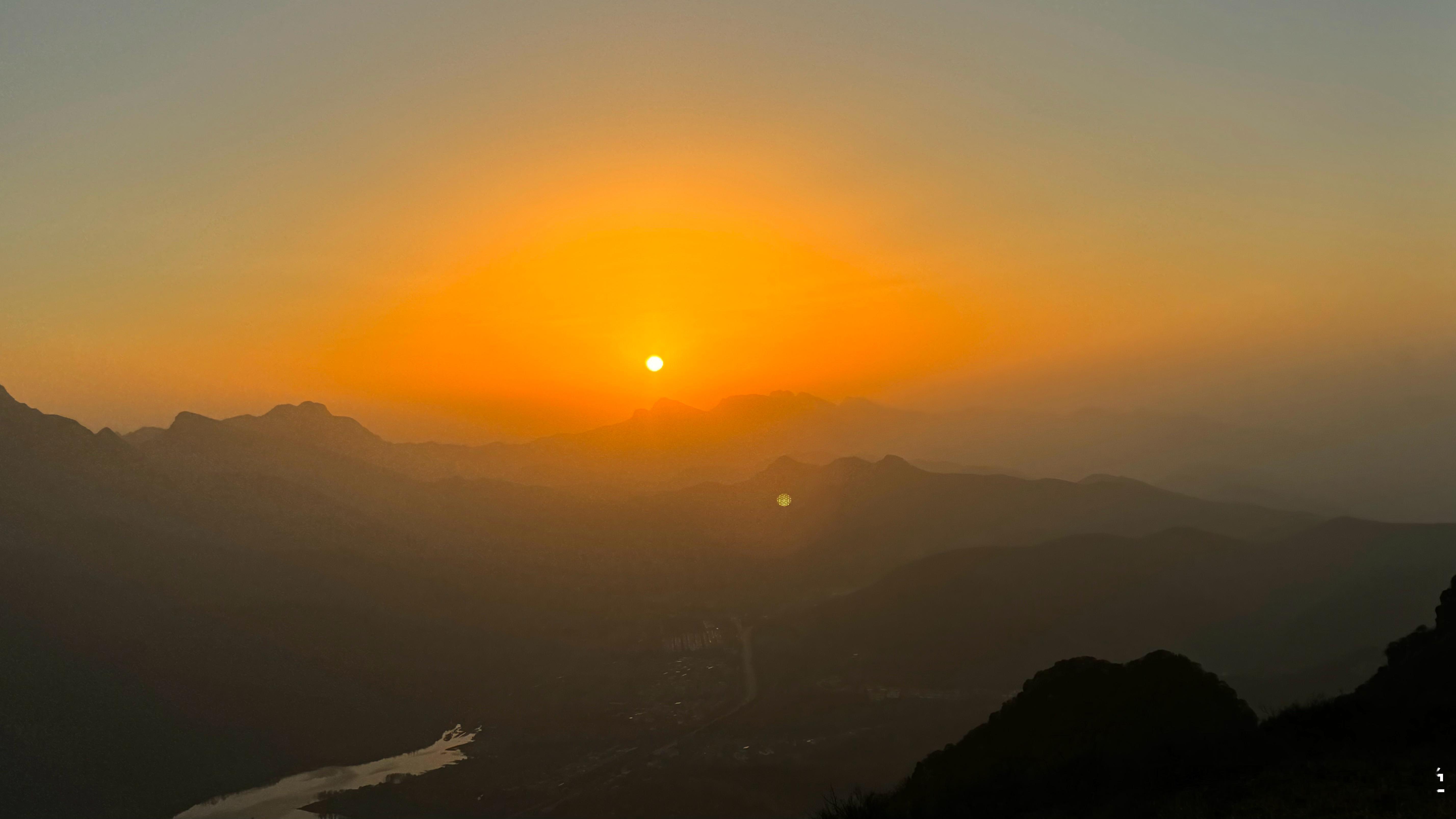 郑州周边看日落好去处周末去离郑州周边嵩顶高山草甸，由于已经立冬了，去之前郑州还下