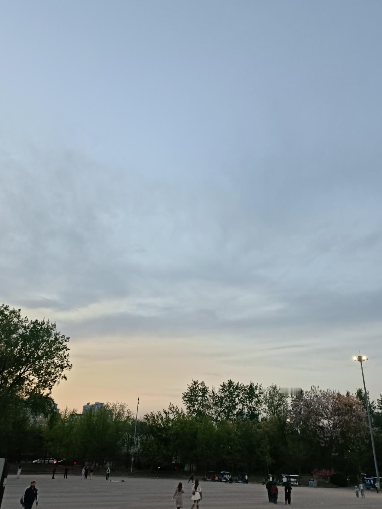 记录我的2026 2026年的这天，天空乌云密布，像一块巨大的灰色幕布，沉甸甸地