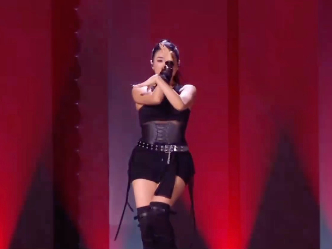 淡淡不愧是舞台总监。。这一个动作够我学一辈子的