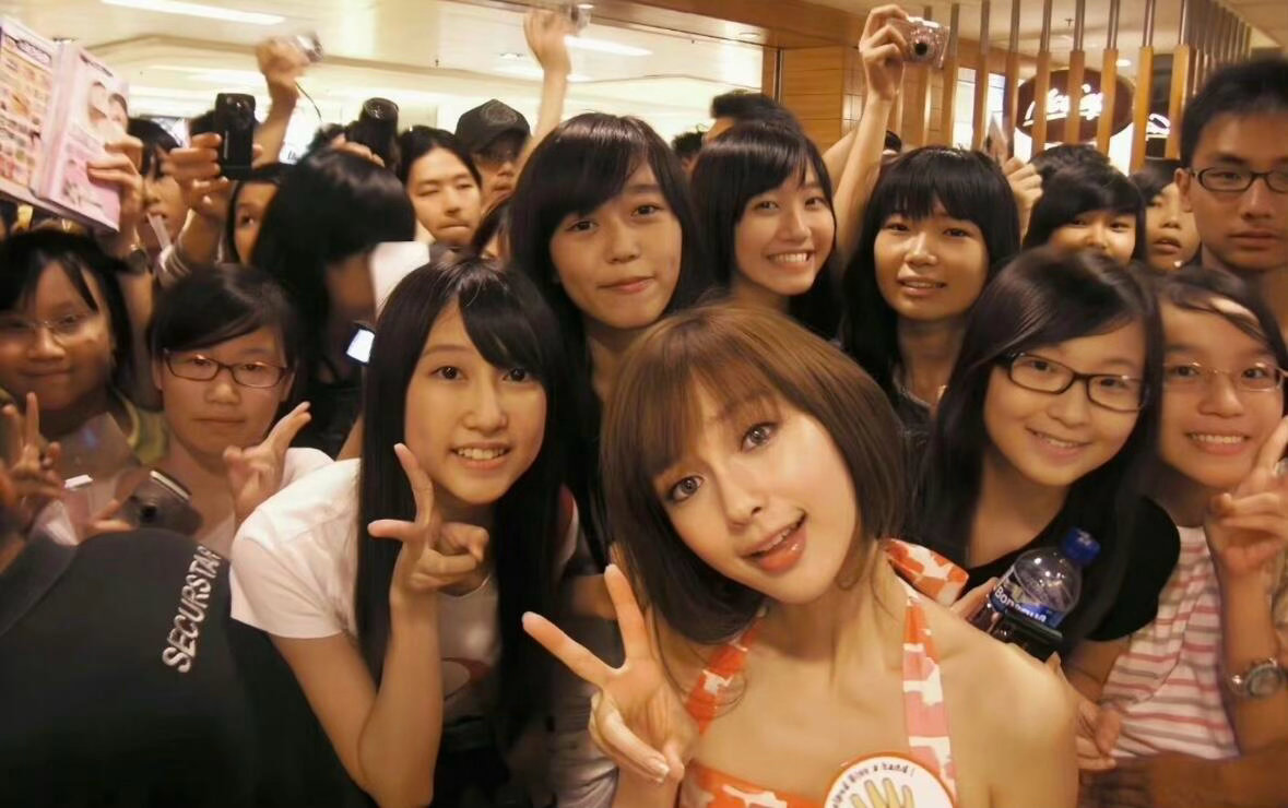 凝聚V力量 🌸这个春天和angelababy一起温柔陪伴是你望向我们的眼，也是