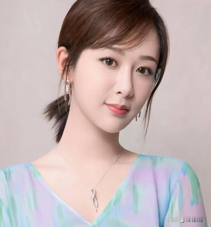 十五岁的杨紫因错过《家有儿女3》的邀约，偷偷在被子里哭到发抖。当时同校的张一山兴