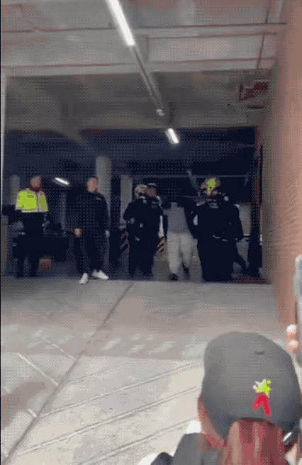 光天化日阳台侵害幼童！男子恶行被路人拍下，群众暴怒险些当场动手

哥伦比亚波哥大
