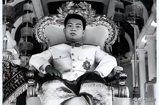 1941年，19岁的西哈努克刚登基，在金边王宫的庆典上，对姨妈蓬珊莫尼公主一见倾