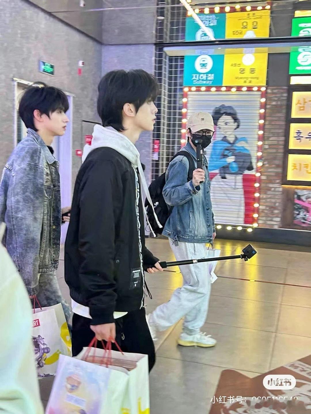 游戏厅偶遇登陆少年拍摄##偶遇登陆少年抓娃娃路透#目光聚焦在游戏厅里的登陆少年们