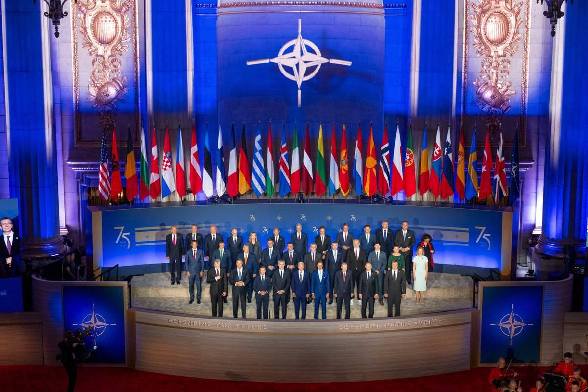 北约终于出手了，面对美国虎视眈眈的格陵兰岛，高卢雄鸡法国率先行动，派出陆战精锐1