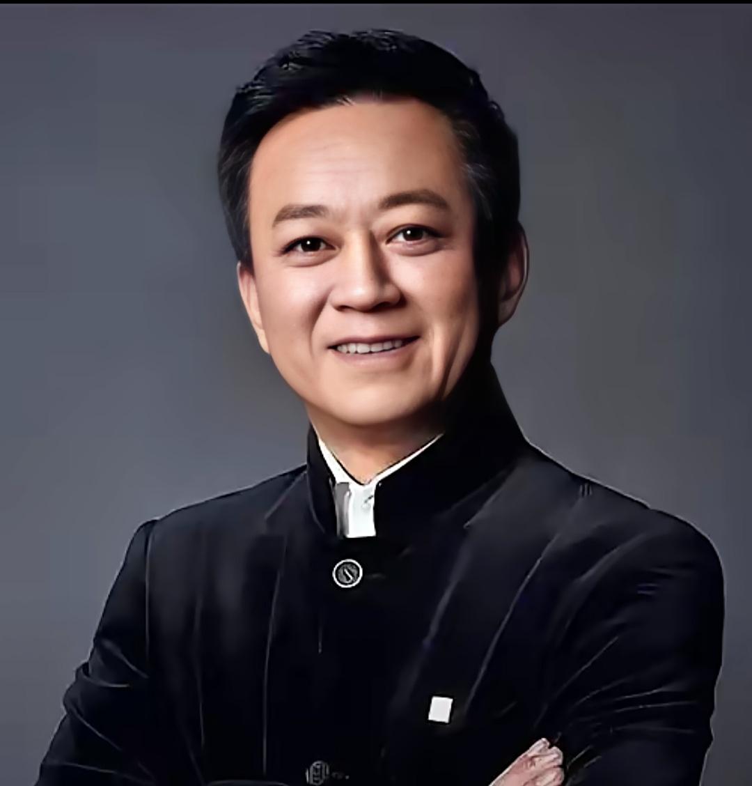 央视著名主持人朱军入驻今日头条。11月24日，央视著名主持人朱军“悄悄地”入驻头