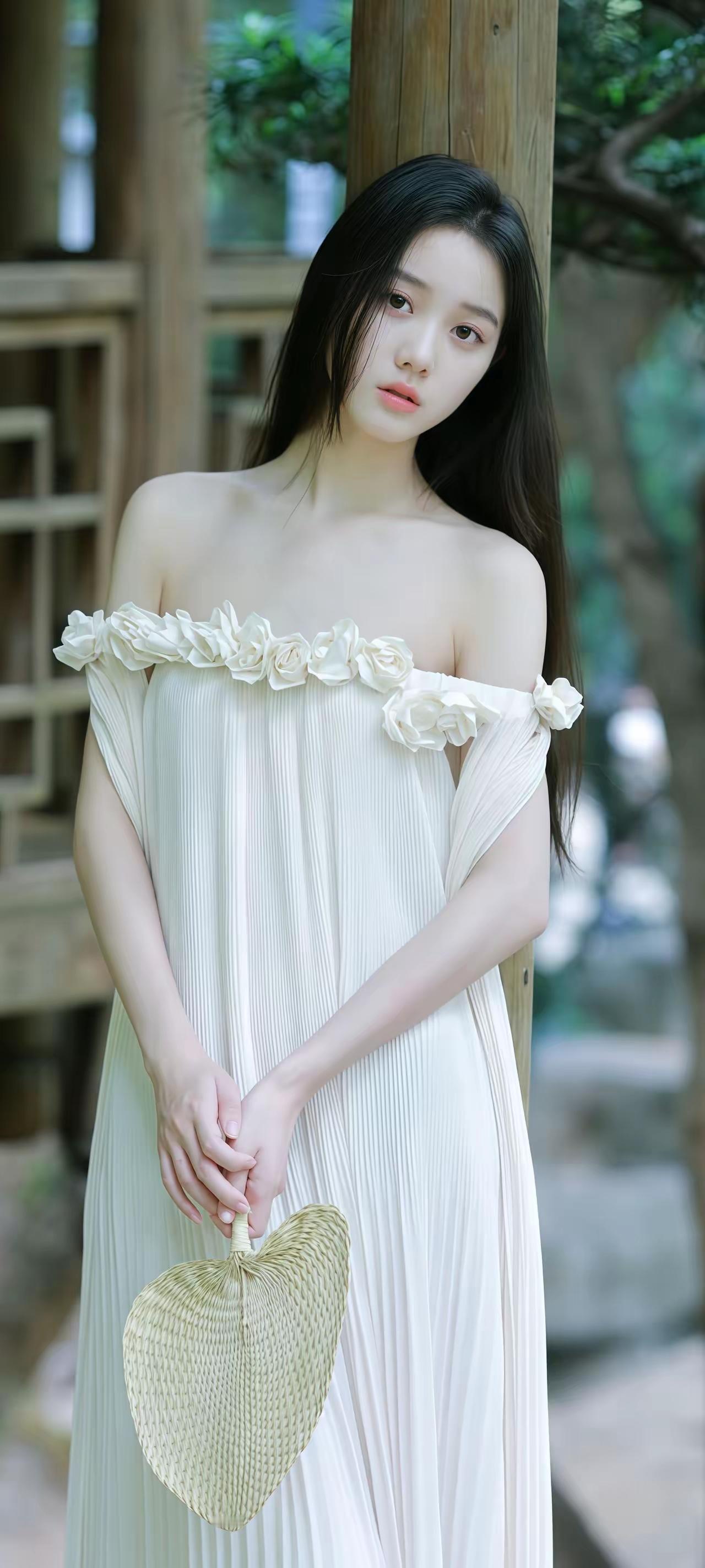 优雅白裙少女，手持心型扇子，置身自然绿意中🍀🌸🌴