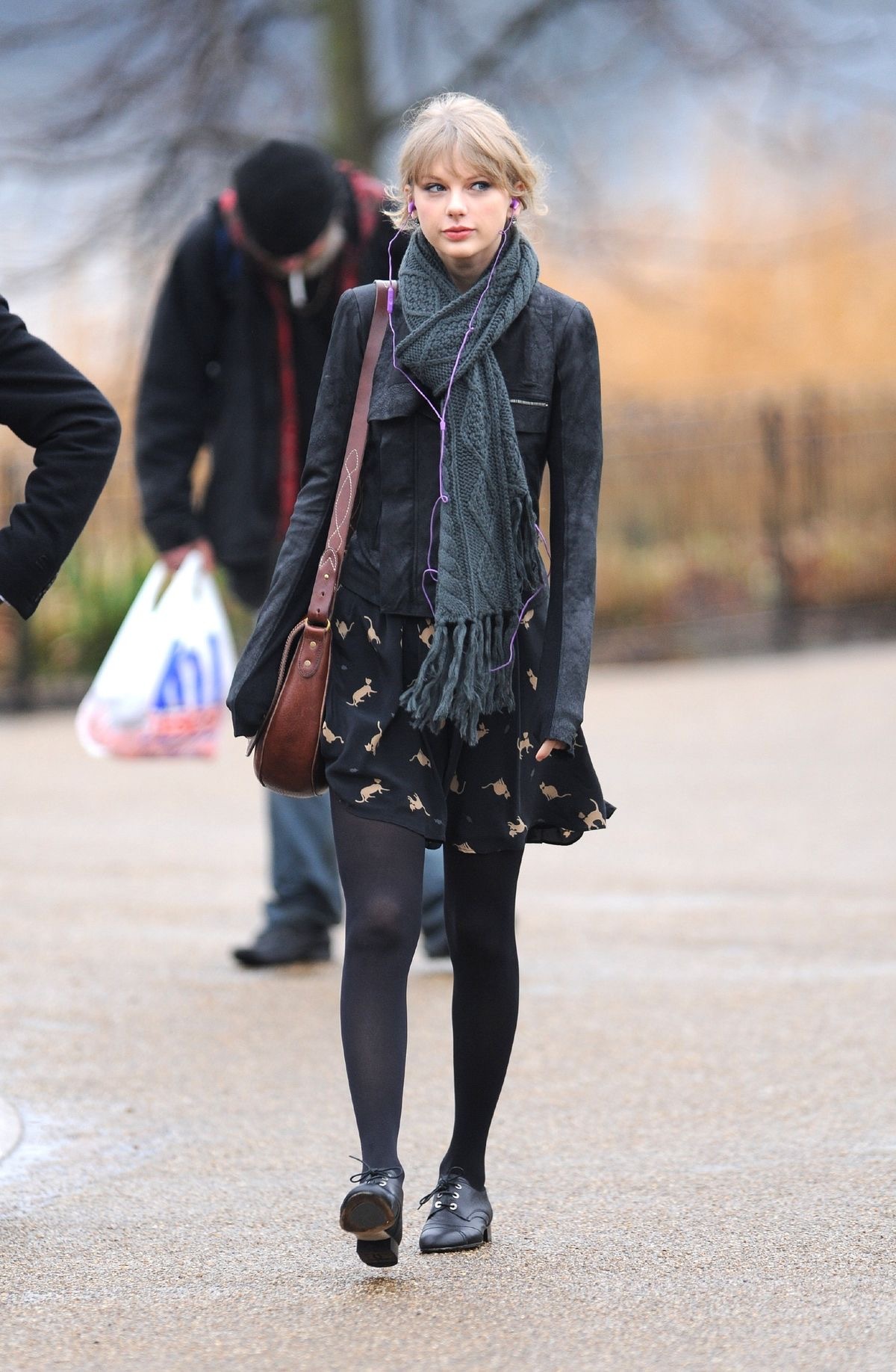 经典回顾：霉霉Taylor Swift戴有线耳机街拍照（2012）有线耳机爆火原