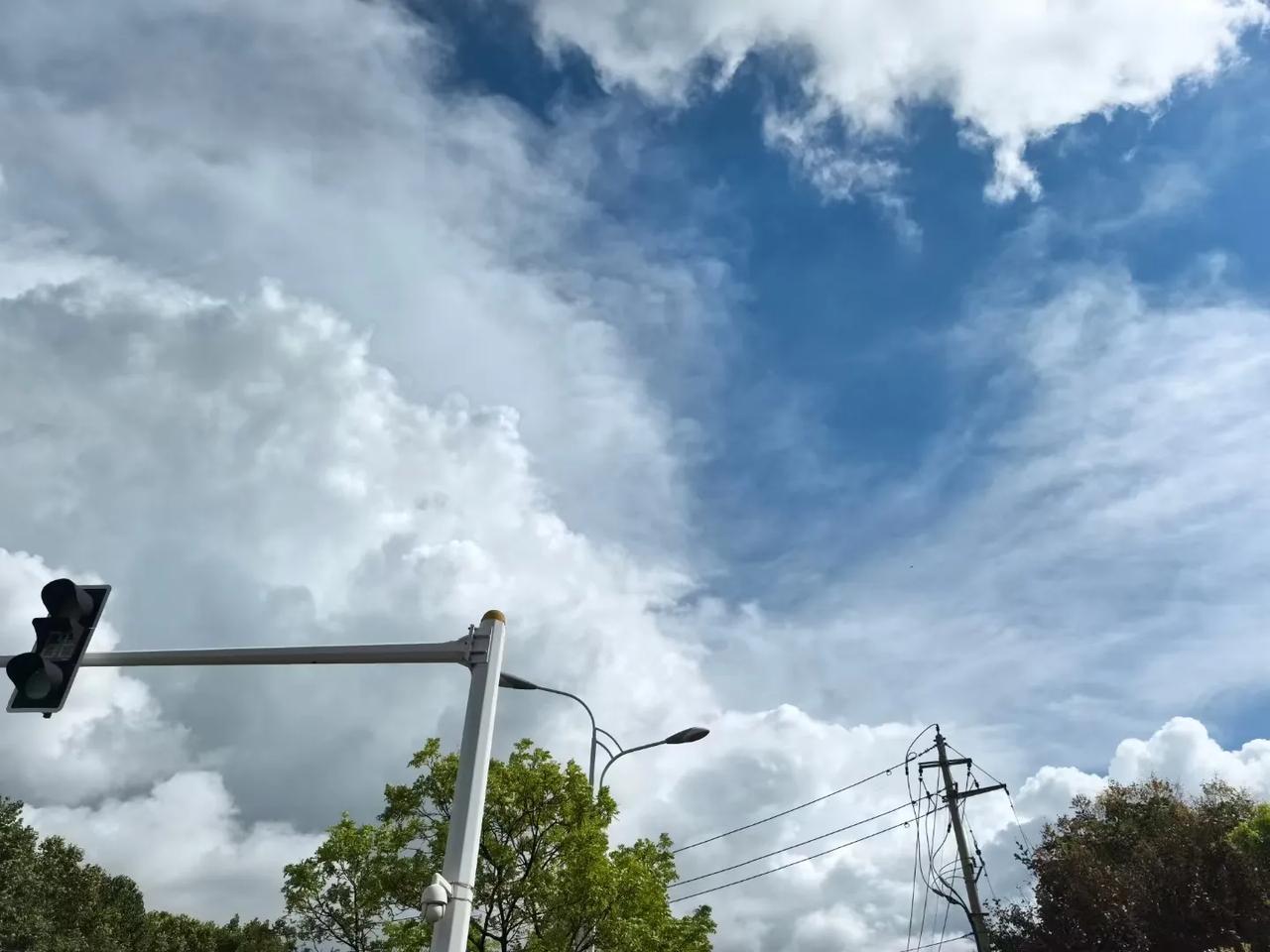 都已经中秋季节了，这江南的天气怎么像六月梅雨季节一样，一会下雨🌧️，一会出太阳