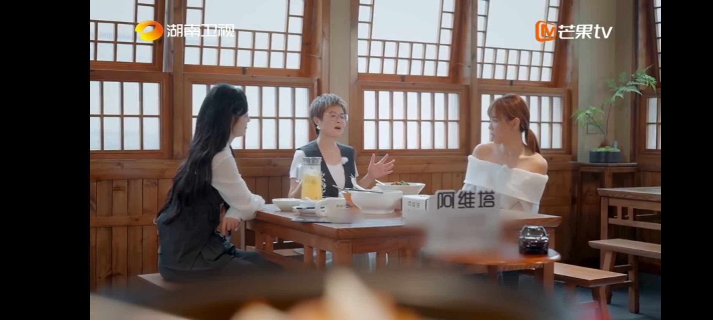 李莎旻子被李佳薇说哭了李佳薇讲述自己坎坷的过程，姐姐真的不容易啊，李莎旻子直接共
