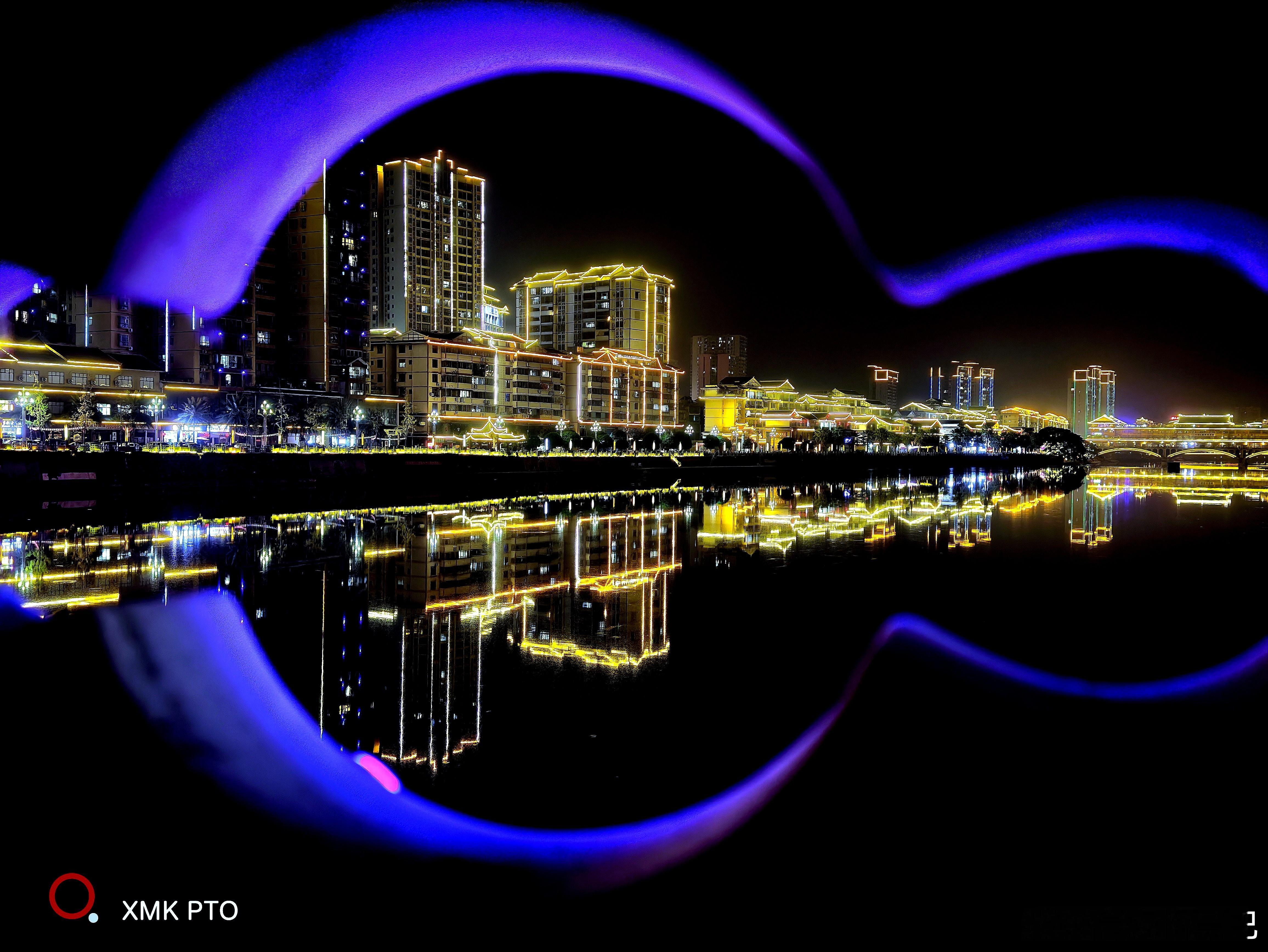 《都柳江夜赞》都柳江畔夜轻临，似梦如幻境难寻。波光潋滟映星斗，水色空濛笼月衾。岸