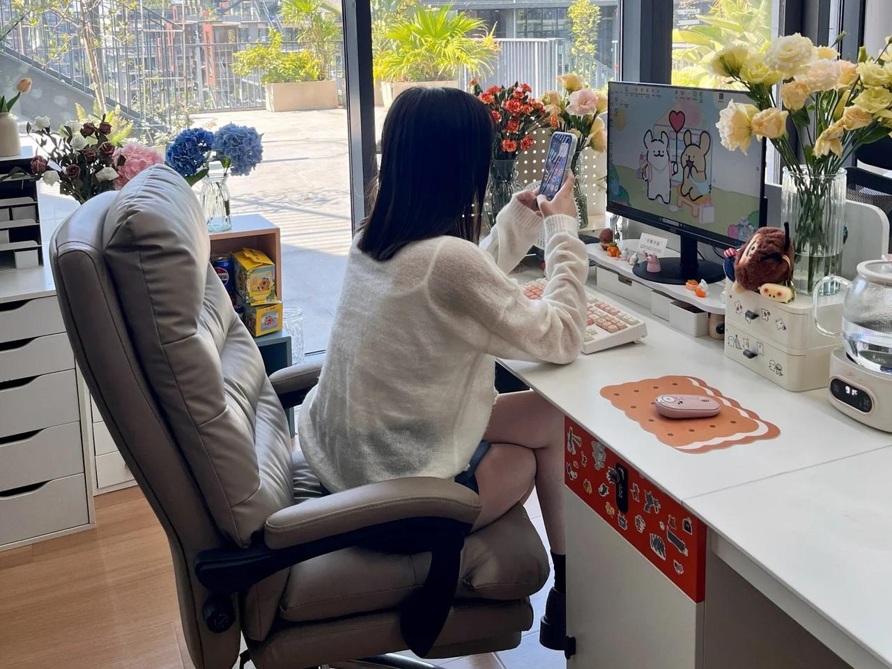 员工每天上班装劳模掏空公司26万，老板看到余额后当场崩溃！
 
员工每天第一个到