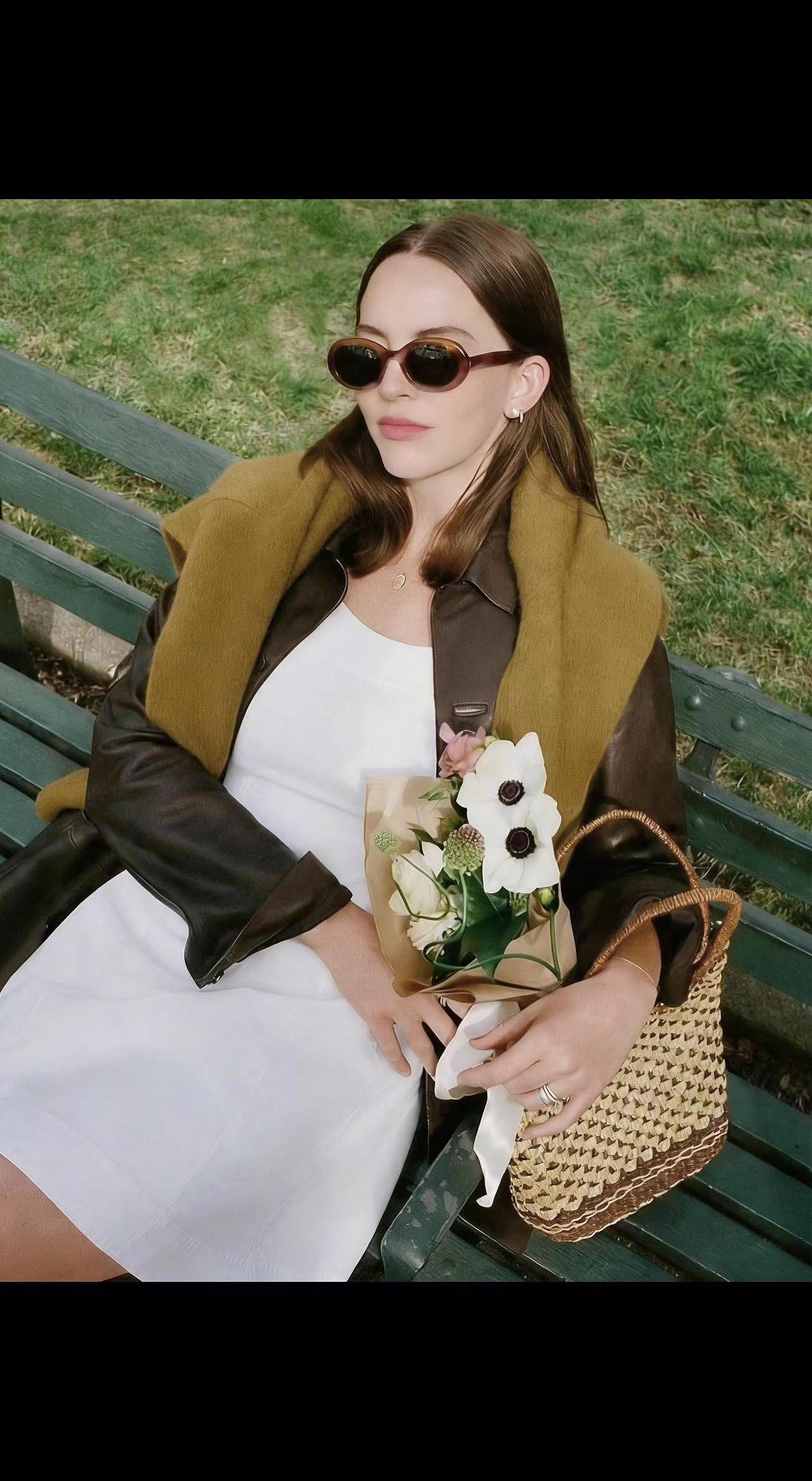 🌿阳光把长椅晒成暖橘色，她像本翻开的诗📖。墨镜后的温柔，藏着整个春天的私语?