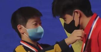 [胡瓜]当“冠军”变成了笑话，爱情和比赛之间的搞笑反转

“妈呀，他看她眼睛呢！