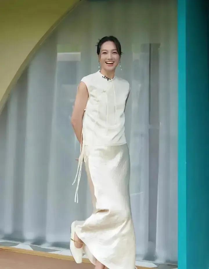 朱丹的笑爽利、明媚、开朗。就喜欢看这样无心机的笑容。