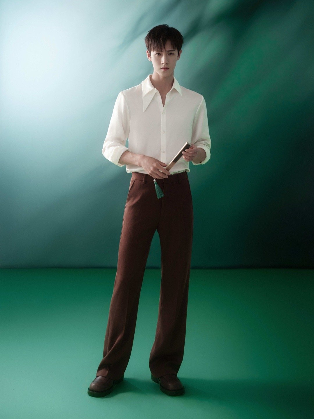 李昀锐 × 今日百雀羚直播活动造型大片，简约丝质衬衫搭配修身长裤，一抹清幽淡绿，
