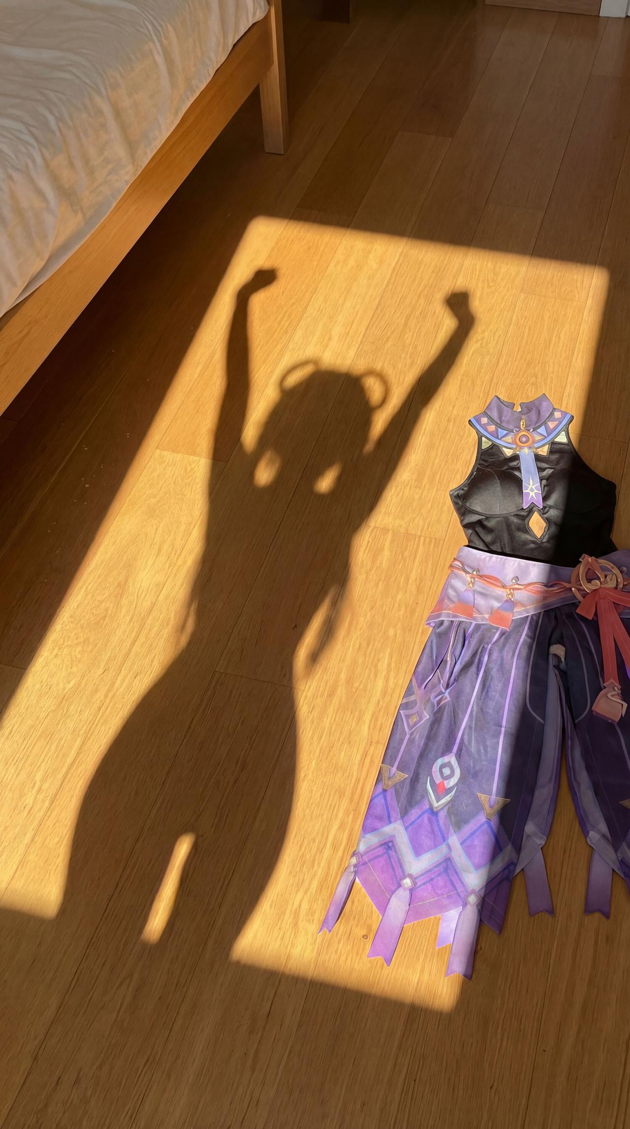 来个猜角色小游戏！光看这套cos服的配色、设计，还有地板上的影子轮廓，能猜出是原