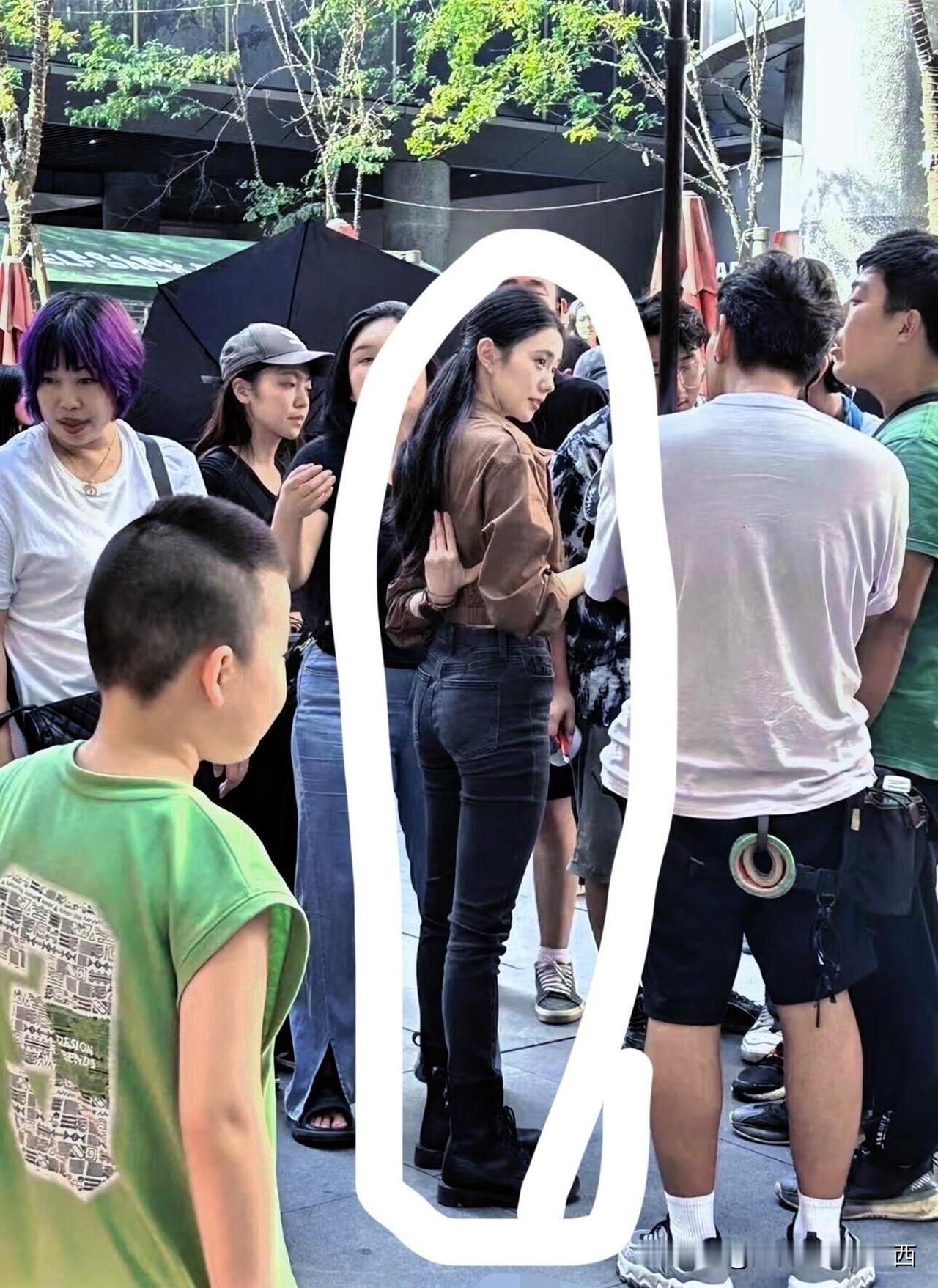 刘浩存，电视上看的那么普通，现实中美得惊人。匀称的身材，前凸后翘的，留着长发，美
