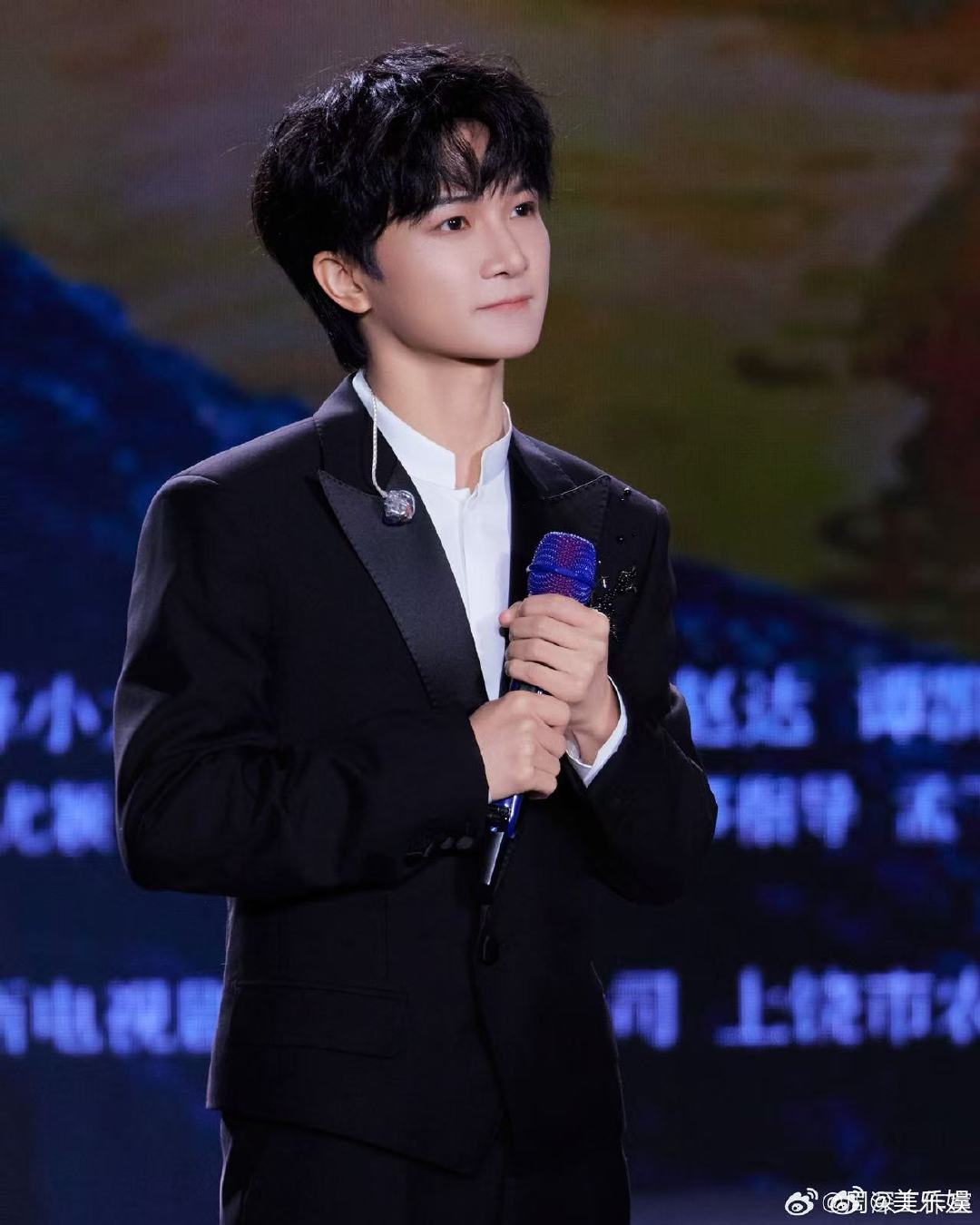 周深歌声里的四渡 电影四渡以我爱过，守护万里山河；信仰长存，照亮漫漫长征。周深献