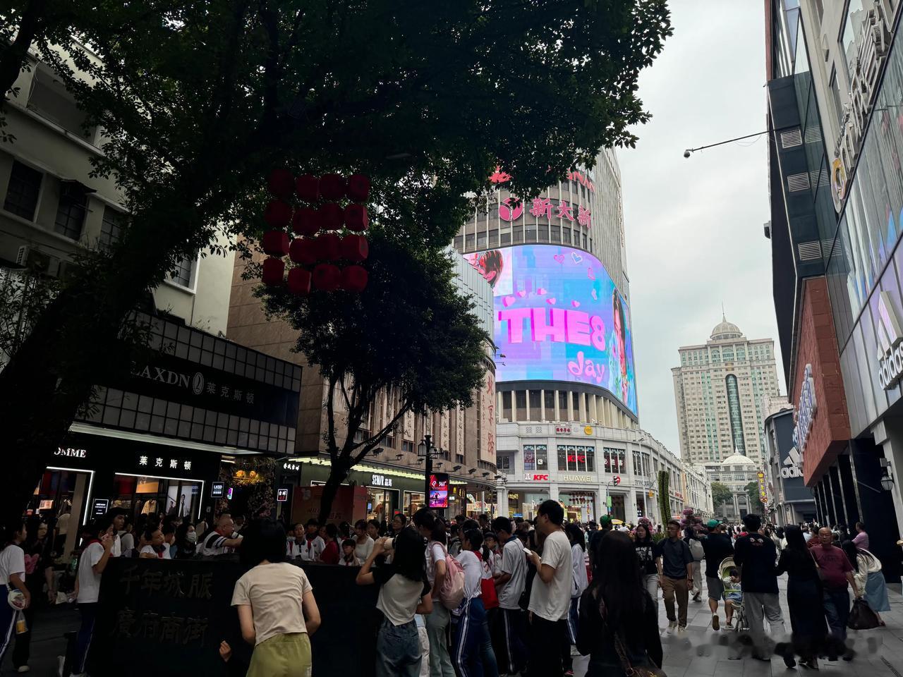 我错了！我冤枉北京路步行街了！
我一直以为北京路步行街都是游客逛的多，但是今天，