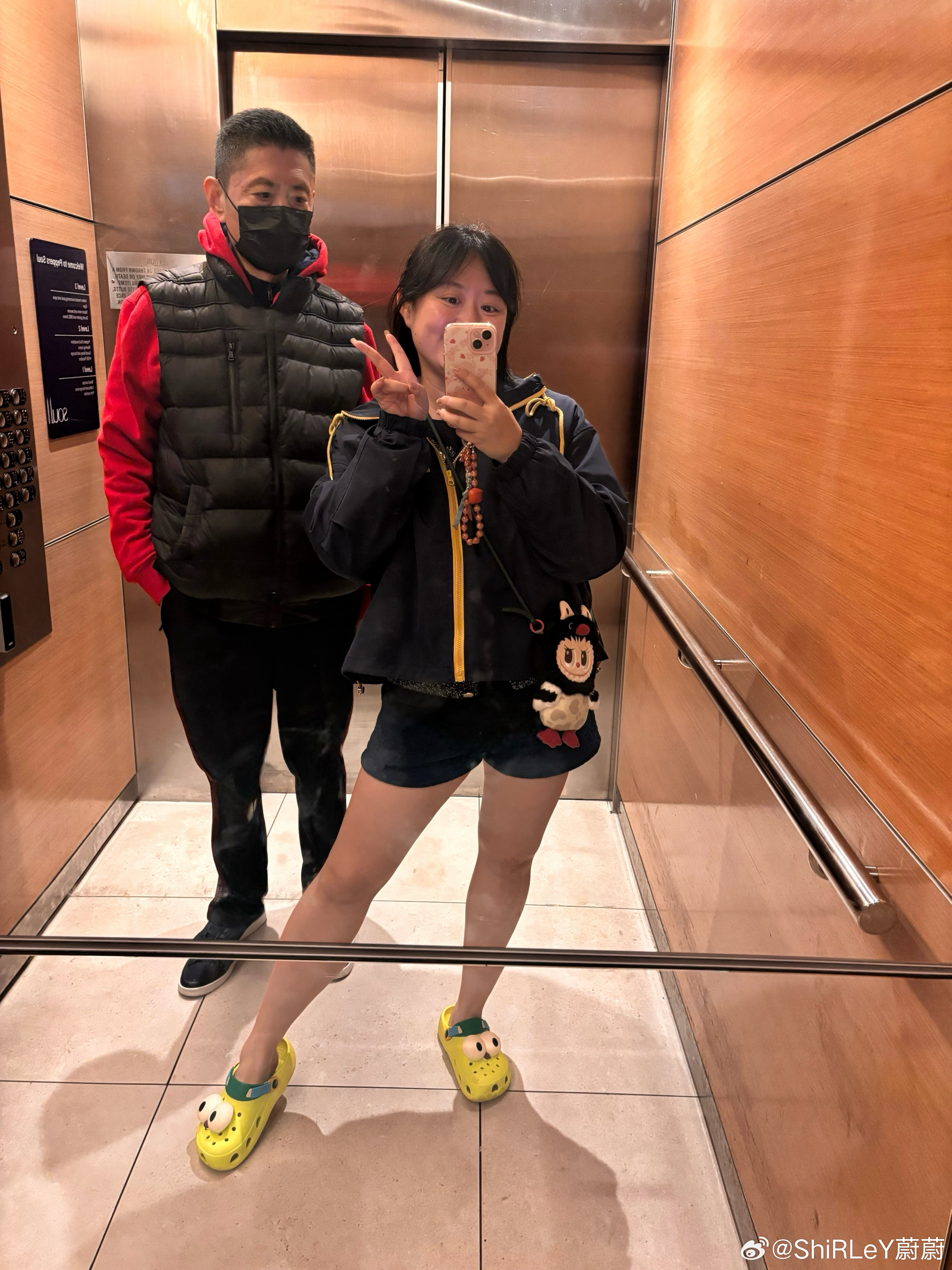 饭后陪老爸散步，入乡随俗上面毛衣外套，下面光腿，哈哈哈😂澳洲特色，有时候还光脚