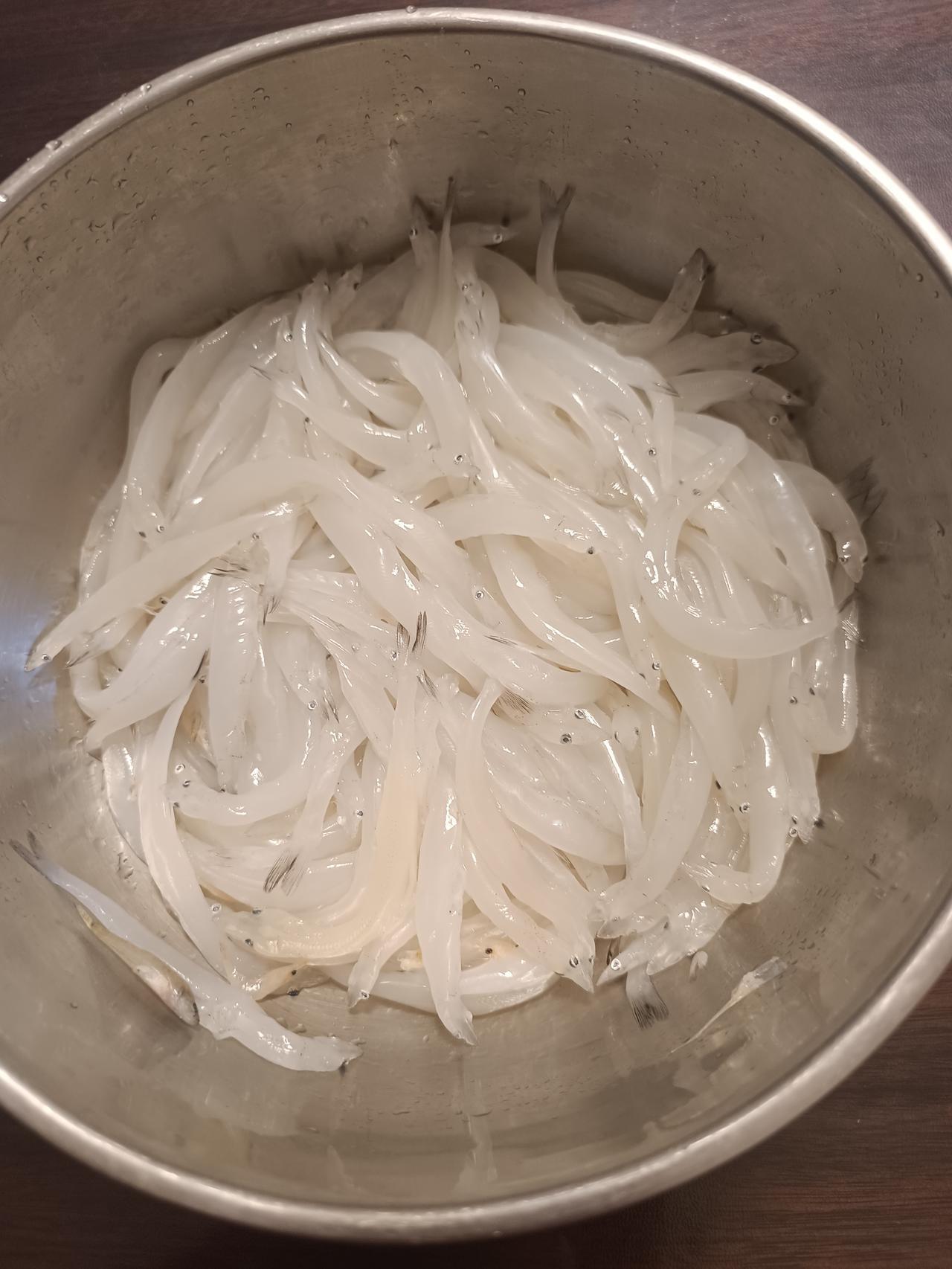 今天在水库边买了2斤银鱼，2斤共70元。这小银鱼吃了对身体好，小银鱼含有优质蛋白