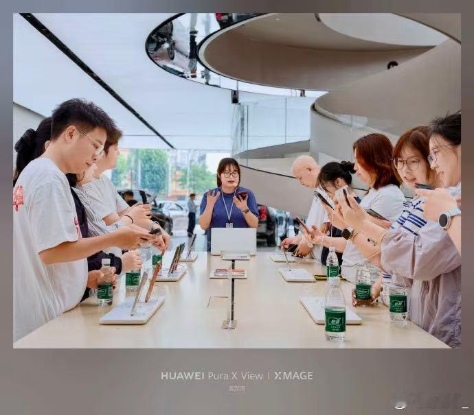 华为阔直板开售线下门店大排长龙看门店实拍，华为阔直板开售现场特别热闹。大家围着展
