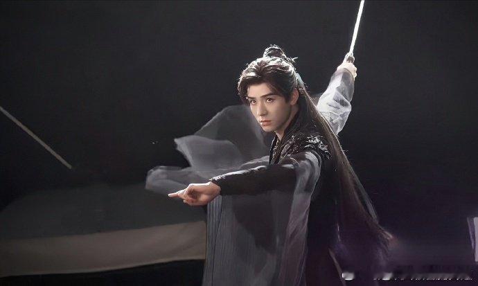 苏暮雨真男人从不回头踩石板带风、拎剑不回头，身后火再大也不瞟一眼，这才是真男人的