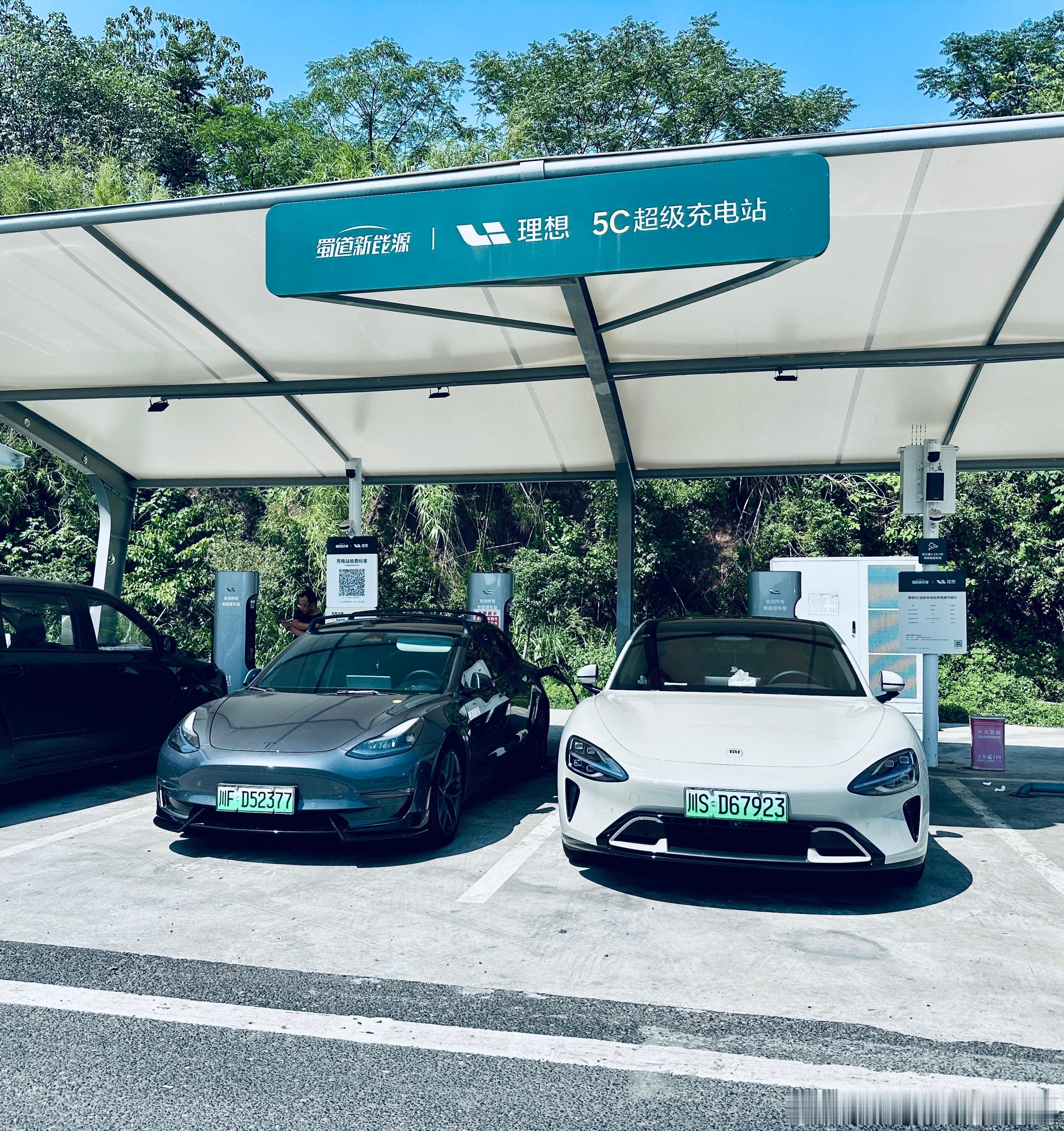 在理想超充站助人为乐，看见一台零跑停在了金色的5C超充桩，显然是充不了的，理想目