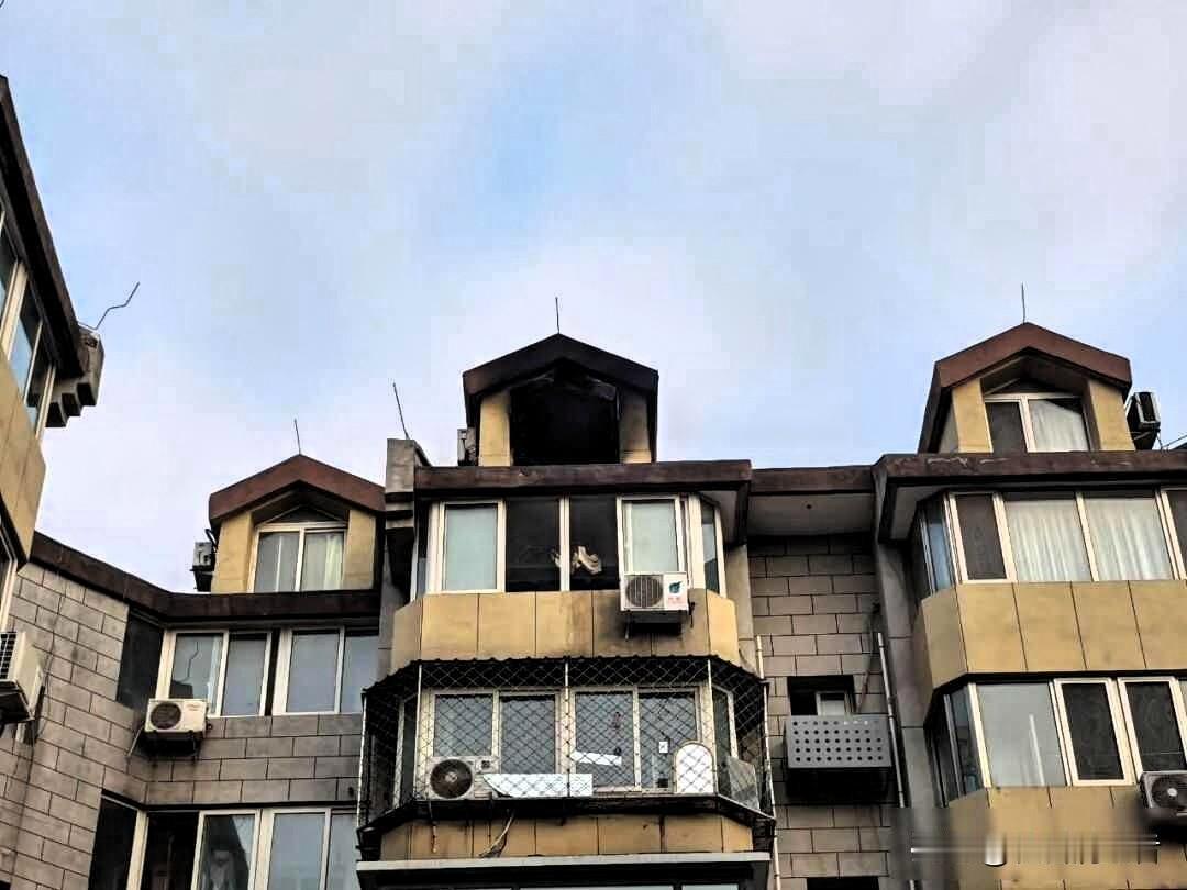 50元二手电饭煲凌晨自燃，夫妻被困4米高空：别再拿生命贪便宜！

清晨六点，楼道