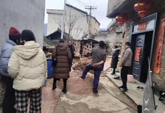 大伯母被家暴几十年，随时随地，儿女不敢管，亲戚劝不动，儿子结婚当天，老头又撒酒疯