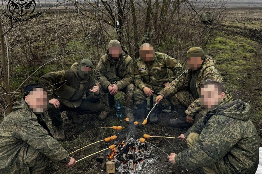 大鹅官兵围着篝火烤饭吃！
大鹅这些官兵，围着篝火烤的是煮熟的土豆，还是其他的干粮