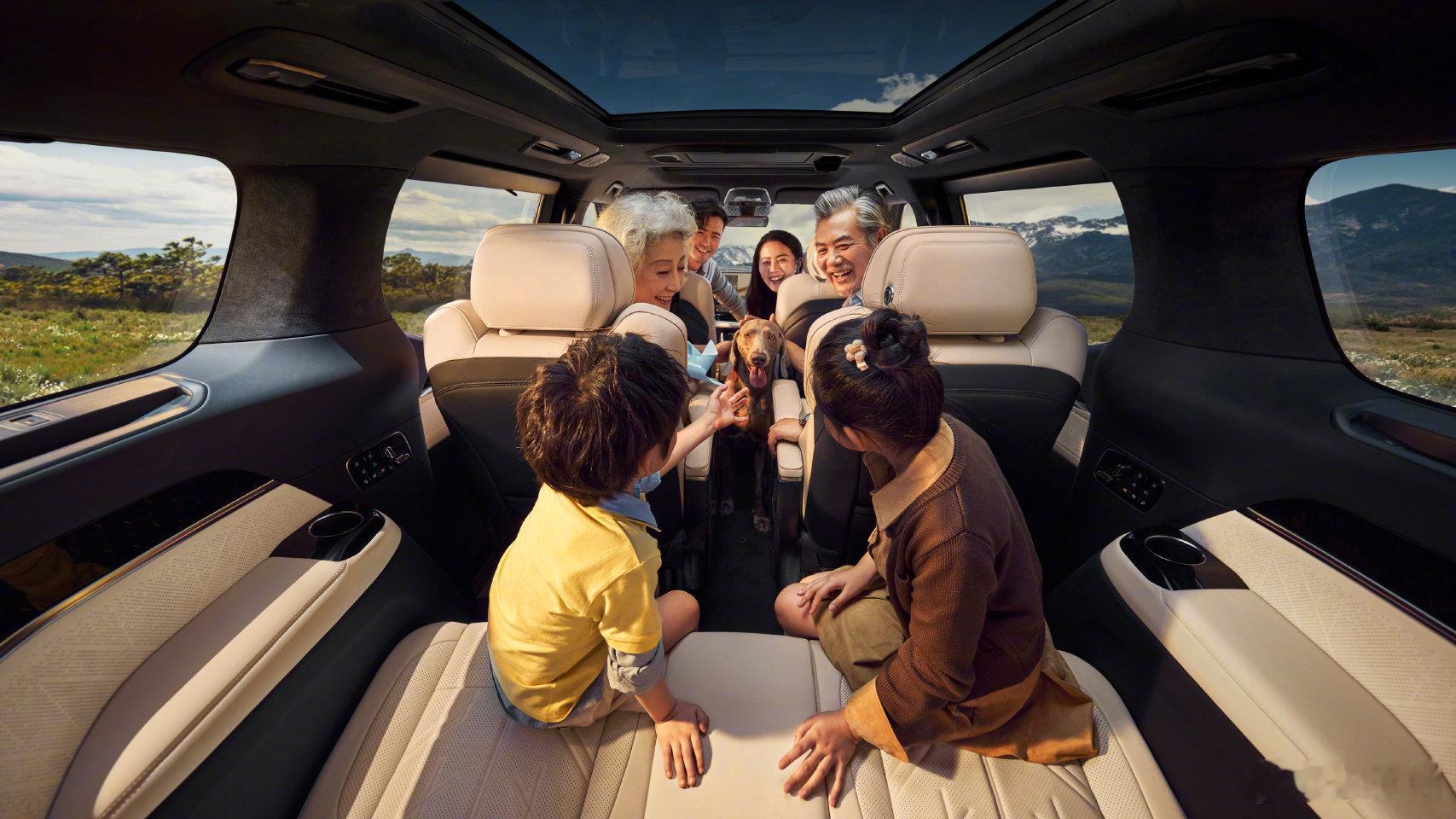 极氪009推出七座齐家版 这次车展上极氪带来了焕新极氪009除了七座豪华版、六座