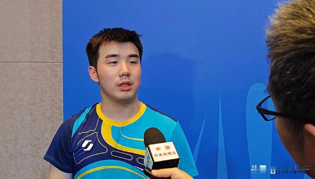 于何一这场比赛准备很充分啊。
刚刚的男单1/16决赛，没想到梁靖崑会1-4输给了