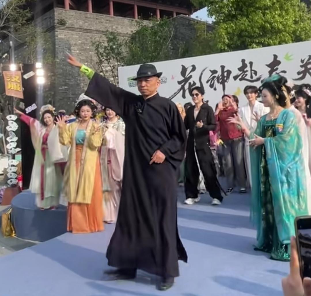 张朝阳一身黑色长衫，领舞跳《爱情鸟》，60岁依旧朝气蓬勃。

张朝阳这身打扮，有