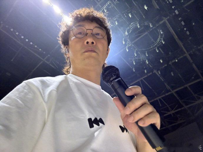 陈奕迅手指头好痛陈医生弹吉他的样子太帅了！手指头虽痛却藏不住对音乐的爱，“多练习