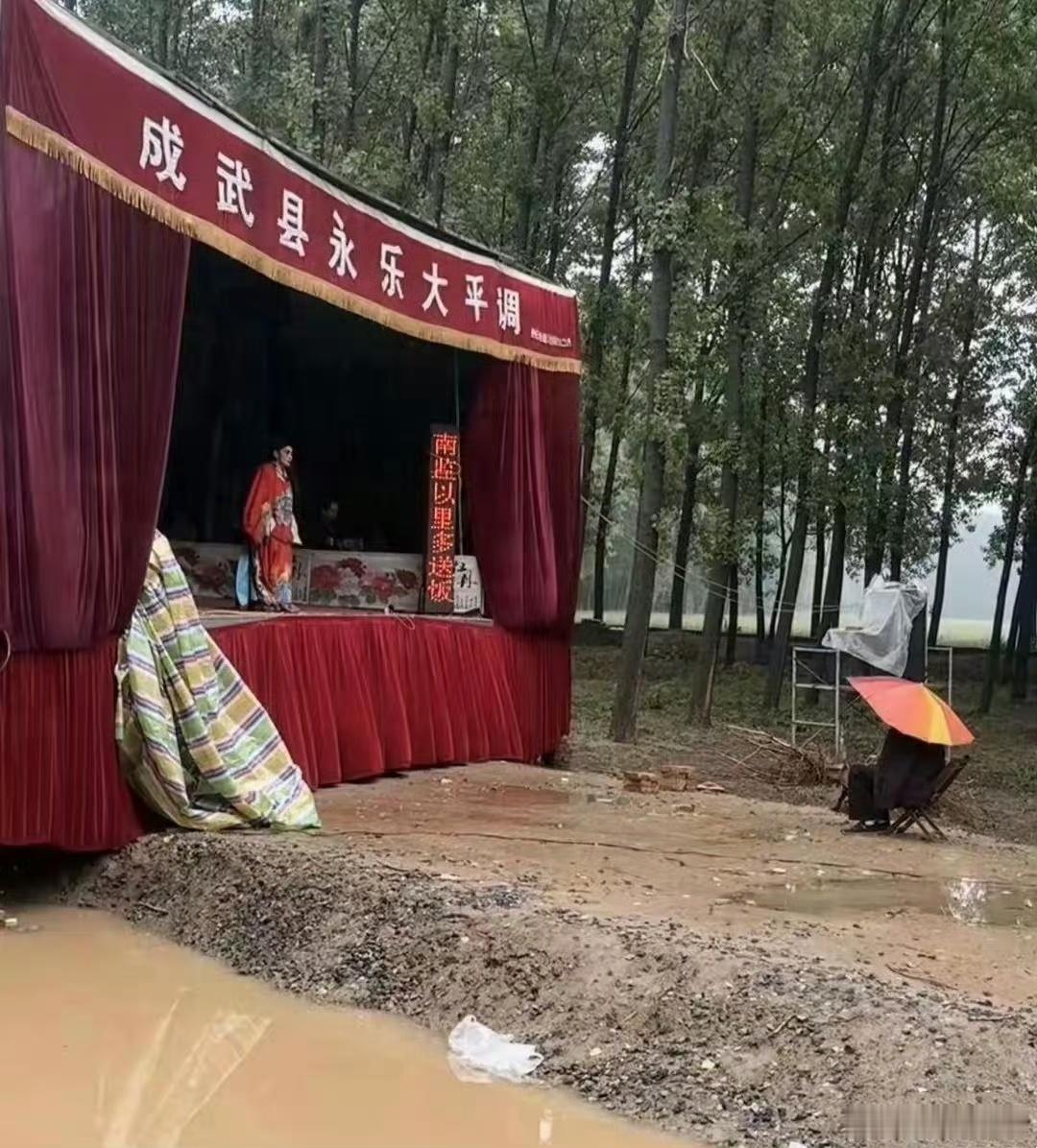 不懂就问，为啥没人看戏也要唱？
