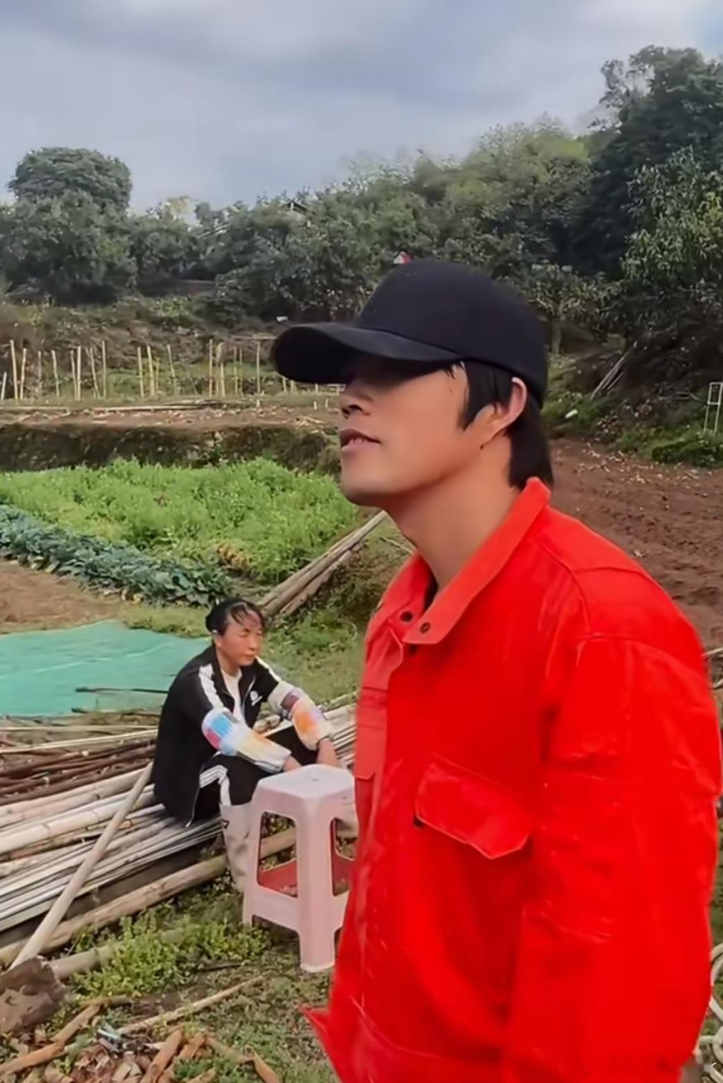 周杰伦在周杰伦模仿大赛获得第二名杰伦本伦竟然是第二名，这太有意思了哈哈哈哈～ 