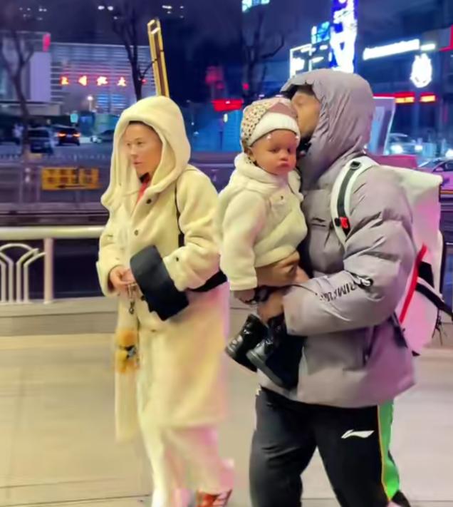 据辽媒报道，被辽篮俱乐部裁掉的小外援杰隆布朗，昨天带着妻儿离开沈阳回国。虽然是外