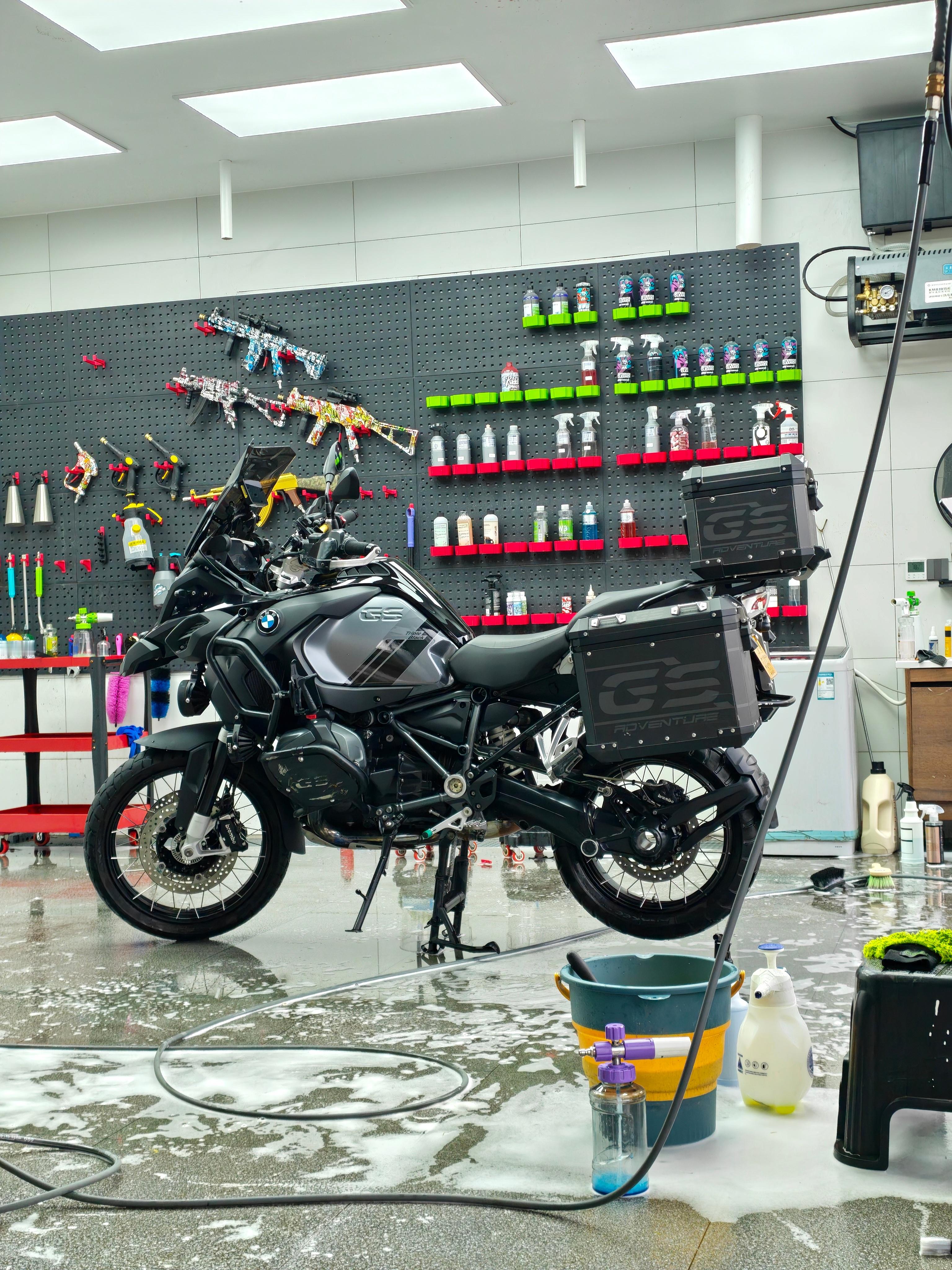 不懂摩托车，但是这个要接近三十万吗？和张雪比起来哪个更猛 