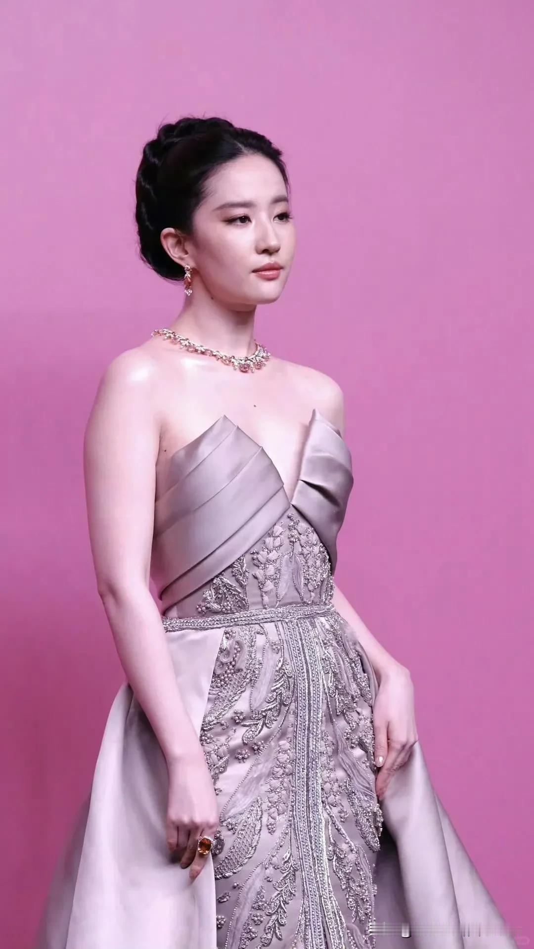 刘亦菲看上去状态不佳呀！