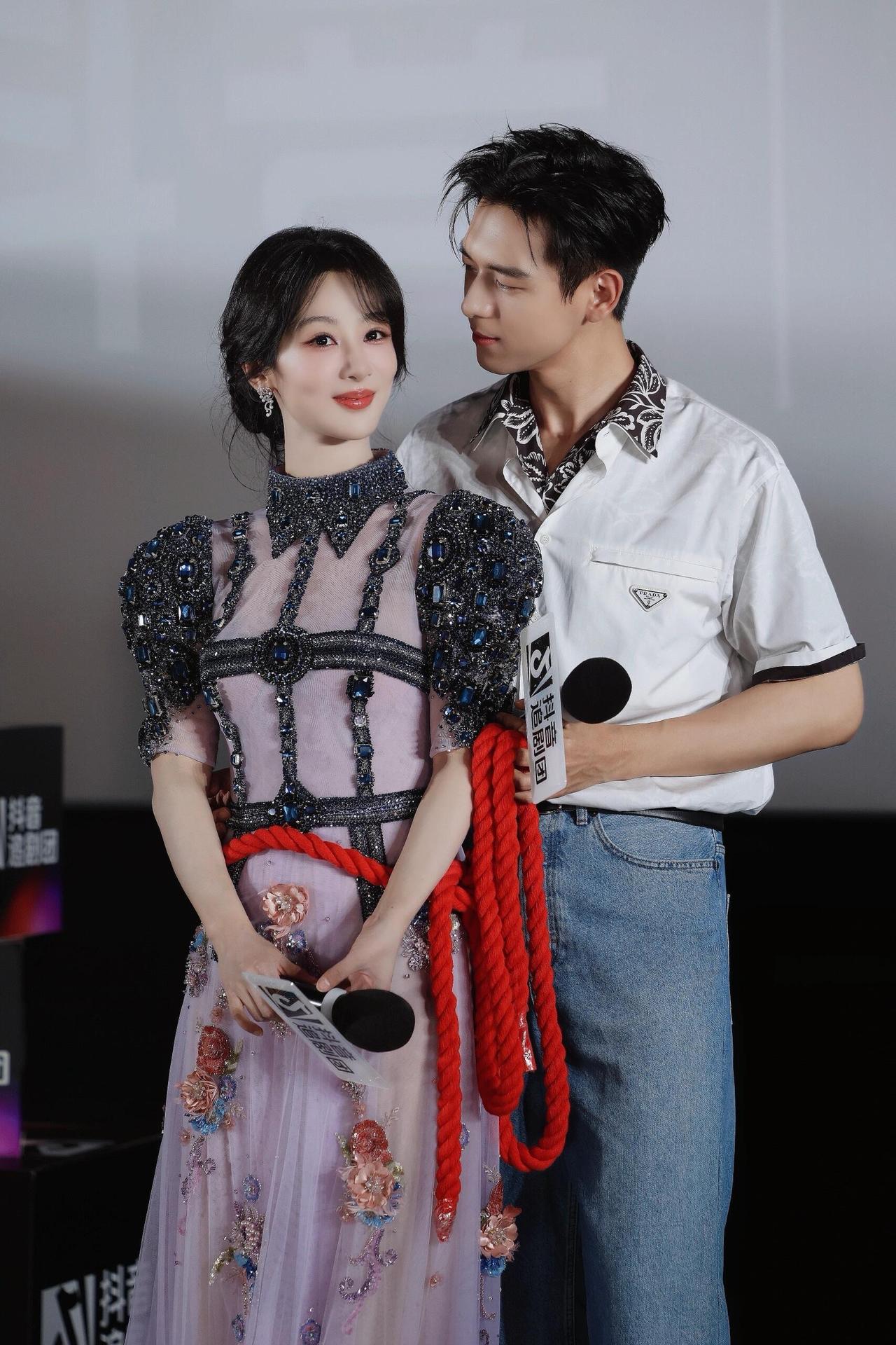 娱乐圈真有不吃灰的友情？

李现和杨紫，

就用八年时间把“老同学”仨字擦得锃亮