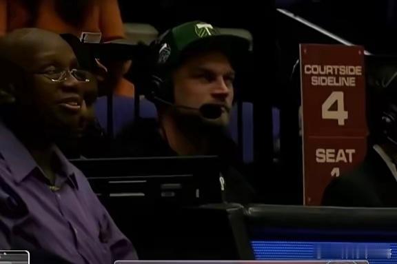 NBA G联赛现场解说对着杨瀚森说中文：好球杨瀚森18分10篮板4助攻